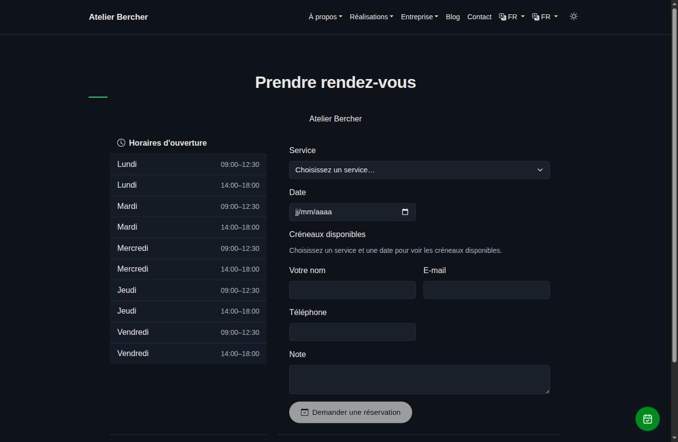 La page publique de réservation : les horaires d'ouverture à gauche, et un formulaire — service, date, créneaux disponibles, nom, e-mail, téléphone, note.